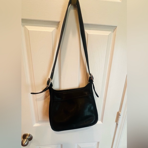 Vintage Coach Elegant Black Leather Shoulder Bag